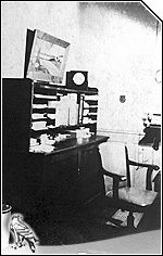 Altes Schwarz-Weiß-Foto. Apothekem-Büro mit Schreibtisch.