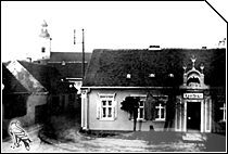 Altes Schwarz-Weiß-Foto. Die Adler-Apotheke vor dem Umbau ca. 1950/ 1960. 