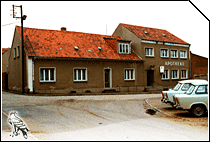 1991 vor dem Umbau der Apotheke. Auf der rechten Bildseite können Sie unsere Liefer-Trabbis sehen.